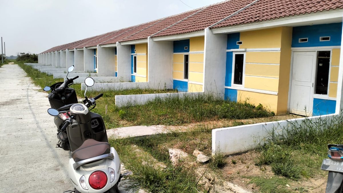 Deretan rumah Wahana Babelan dari sisi jalan