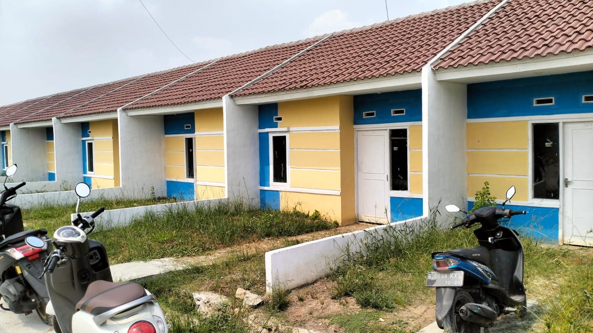 Deretan rumah tipe 36/60 dengan jalan lingkungan
